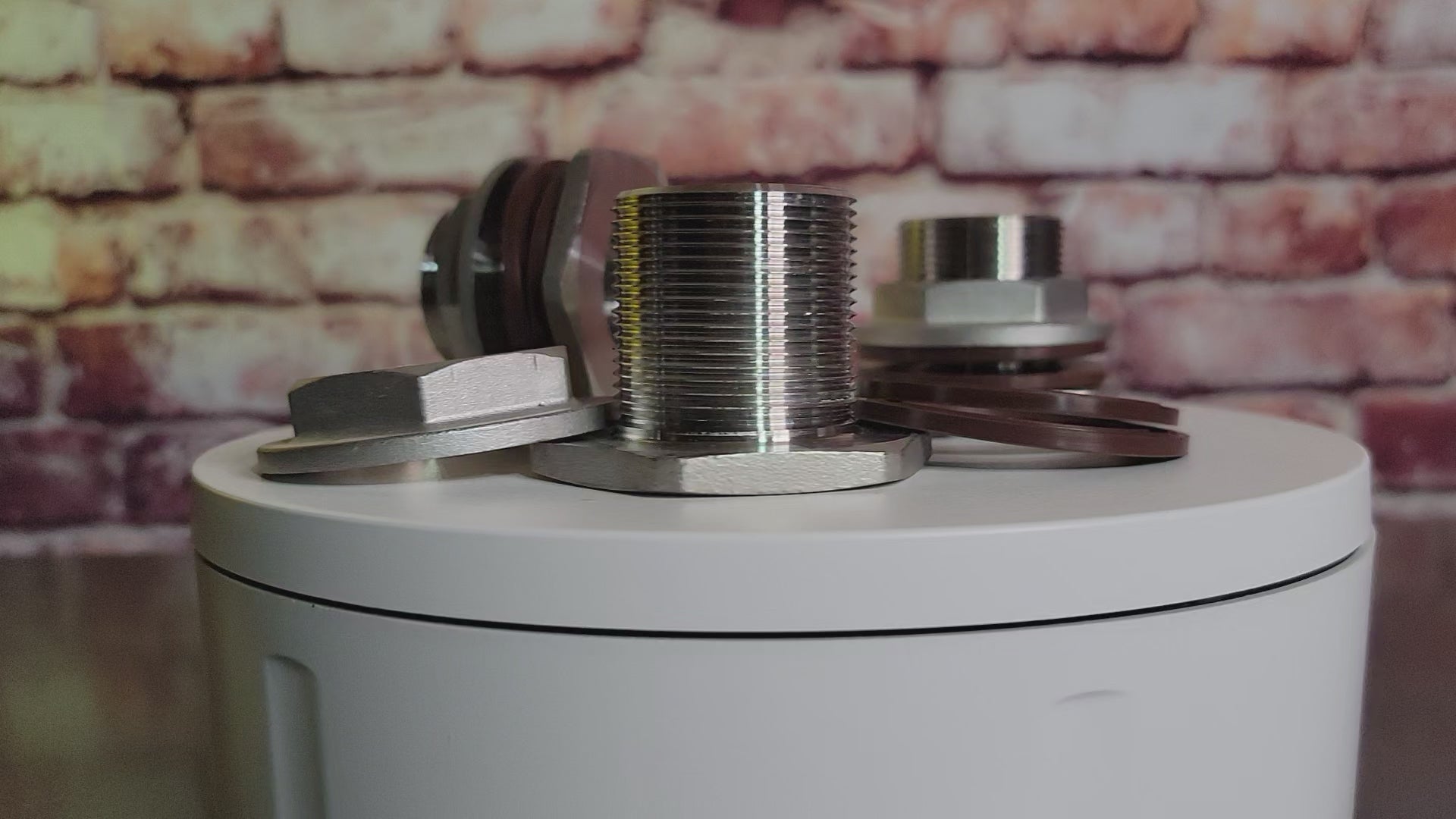 Load video: EZ Seal Weld-Less Bulkhead