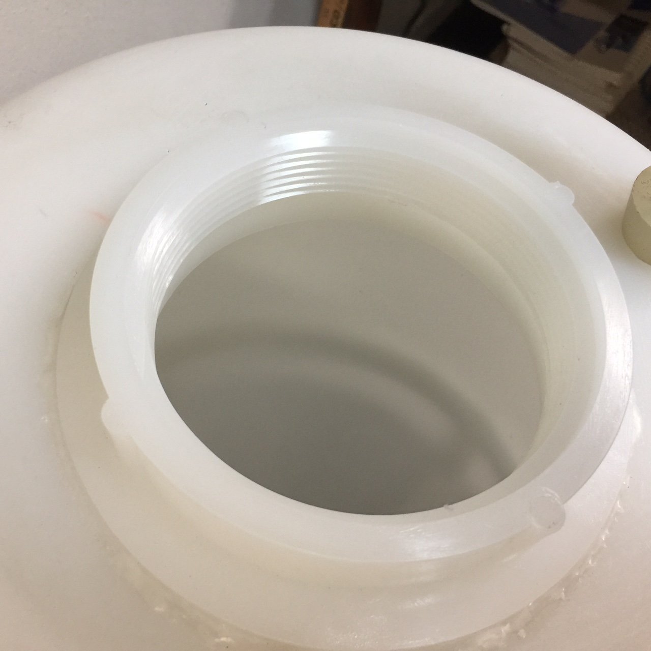 The top threads for the f6.5xe screw on top.